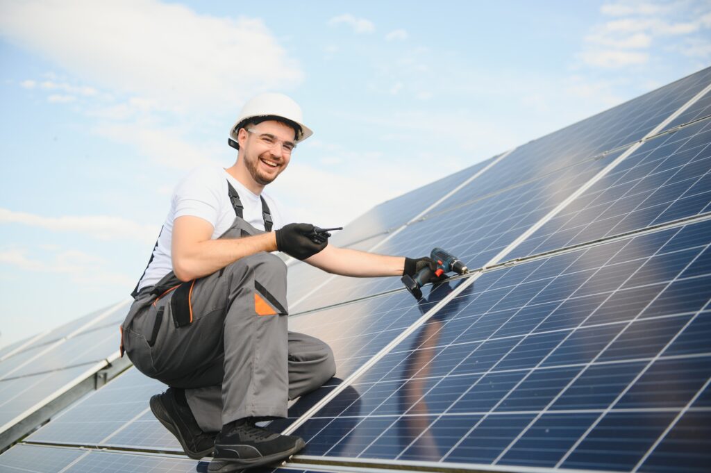 Mann, welche eine PV-Anlage montiert